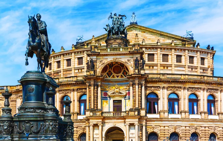 Semperoper und Denkmal für König Johann in Dresden, Deutschland