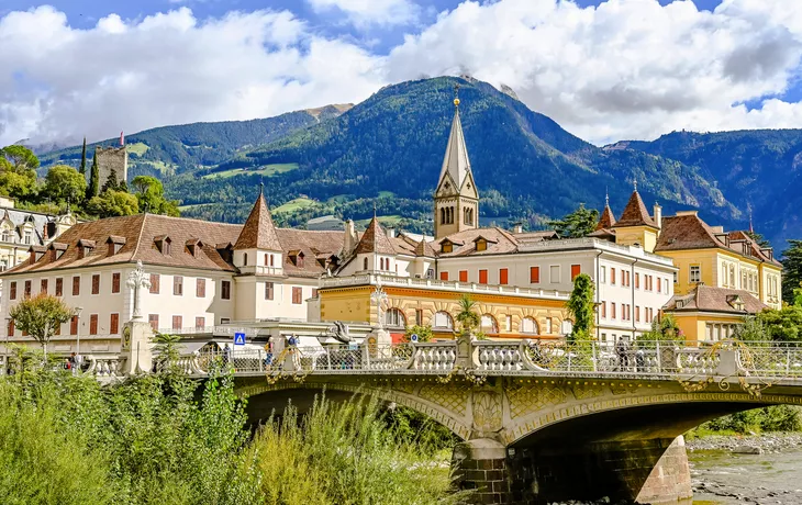 Meran,Kurhaus,Passieren,Fluss,Passanten gehen,Spa-Spaziergang,Kirche,Altstadt,Vinschgau,Südtirol,Sommer,Herbst,Herbstsonne,Italien,