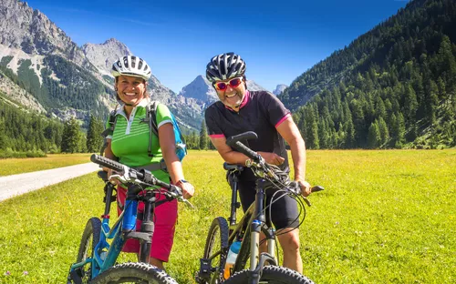 Portrait Mountainbiker in den Alpen