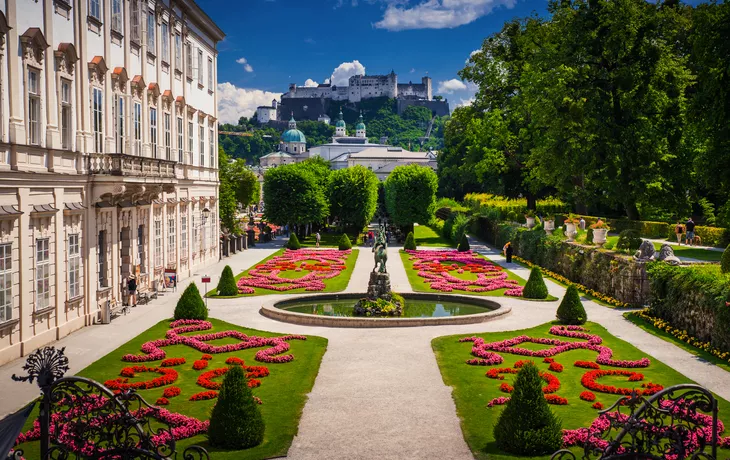 Schloss Mirabell und Salzburger Schloss im Hintergrund im Sommer