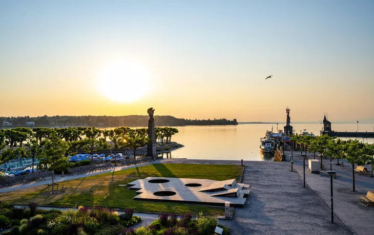 Sonnenaufgang am Hafen mit Imperia-Statue in Konstanz