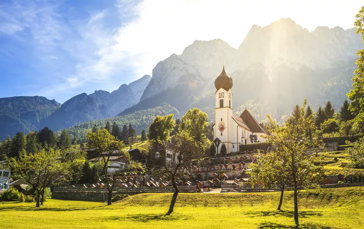 Pfarrkirche St. Johannes der Täufer in Grainau im Landkreis Garmisch-Partenkirchen, Deutschland