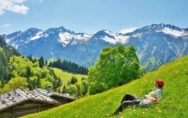 Wanderpause auf Frühlingswiese im Gebirge