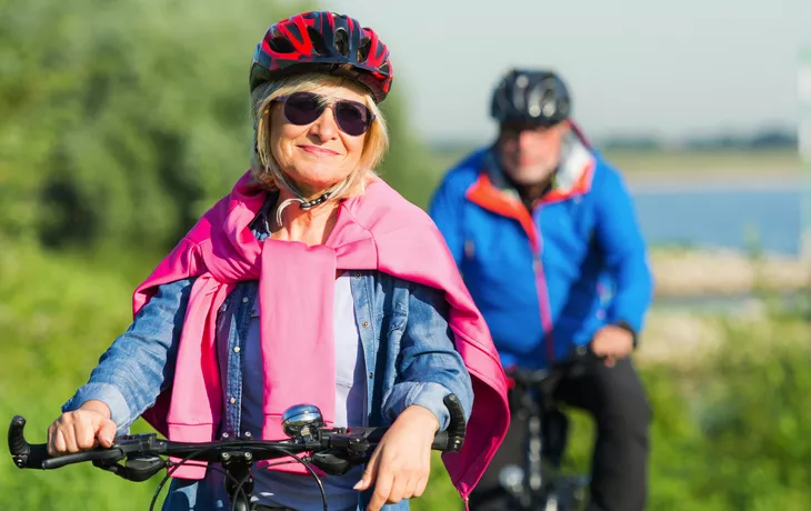 Paar macht Fahrradtour