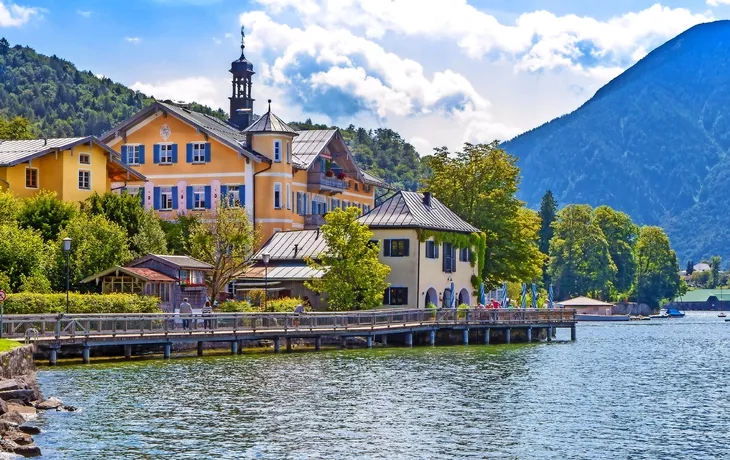 Aussicht auf Tegernsee mit Rathaus