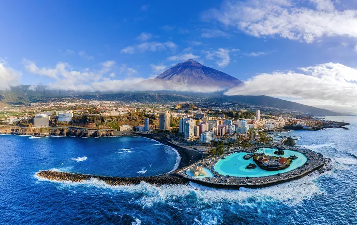 Freizeitpark Lago Martiánez vor dem Vulkan Teide auf Teneriffa