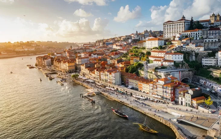 Panoramablick auf die Stadt Porto bei Sonnenuntergang