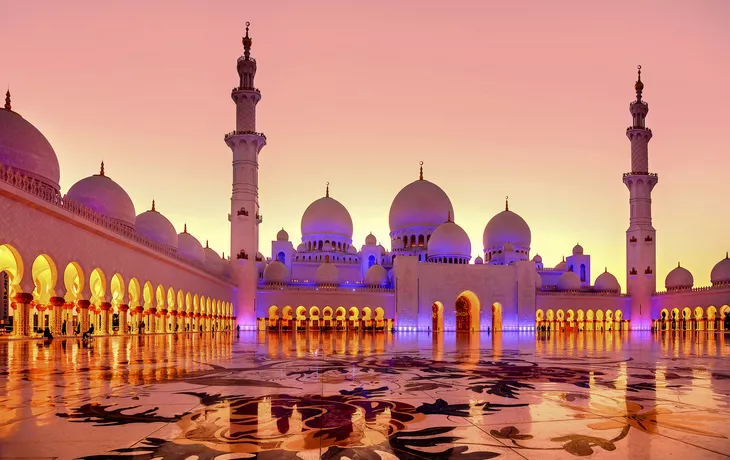 Abu Dhabi, Scheich-Zayid-Moschee in der Abenddämmerung