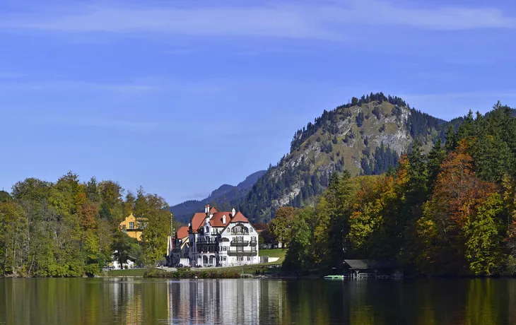 Schloss Hohenschwangau und Schloss Neuschwanstein am Alpsee