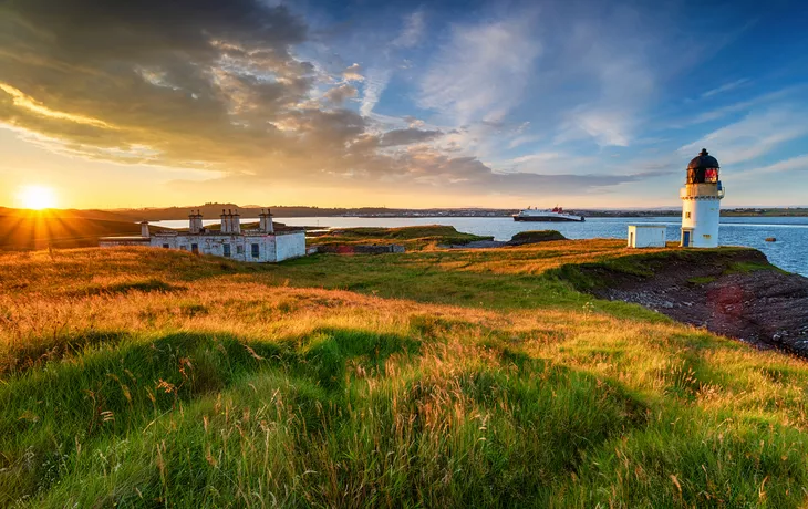 Sonnenuntergang über Arnish Point mit Blick auf den Hafen von Stornoway